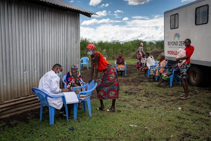 En Isiolo, la clínica móvil de la iniciativa Beyond Zero ―nombre que hace referencia al objetivo de cero muertes maternas―, visita 14 enclaves remotos una vez por semana. Kakili es uno de ellos y allí los profesionales cuentan con una estructura de uralita donde pasar consulta.