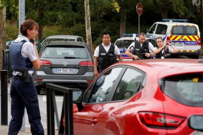 La policía francesa asegura la calle del ataque, que ha dejado dos víctimas mortales y un herido grave. 