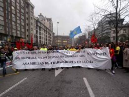 Varios cientos de personas han secundado hoy en Gijón la manifestación convocada por la Asamblea de Trabajadores en Lucha, plataforma que aglutina a personal de varias decenas de empresas afectadas por cierres o reestructuraciones provocadas por la crisis.