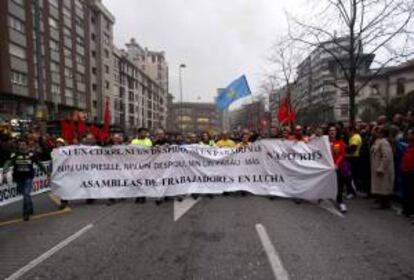 Varios cientos de personas han secundado hoy en Gijón la manifestación convocada por la Asamblea de Trabajadores en Lucha, plataforma que aglutina a personal de varias decenas de empresas afectadas por cierres o reestructuraciones provocadas por la crisis.