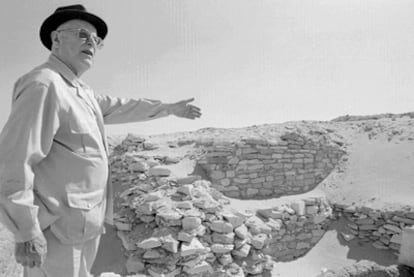 Jean Leclant, en 1995, junto a las ruinas de una pirámide descubierta cerca de Saqqara (Egipto).