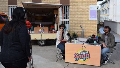Una de las residentes de La Llavor cuenta su historia ante el micrófono de 'Radio Gaga'.