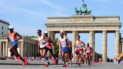 El maratón a su paso por la puerta de Brandenburgo.