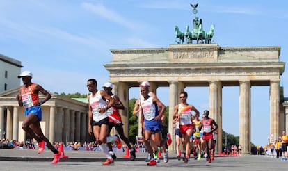 El maratón a su paso por la puerta de Brandenburgo.