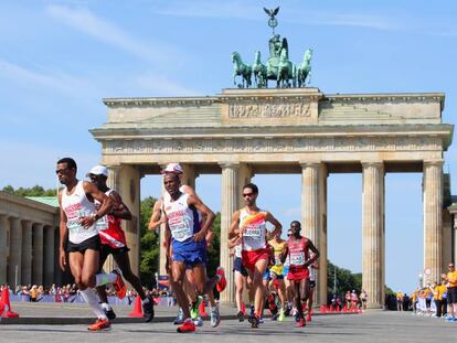 El maratón a su paso por la puerta de Brandenburgo.