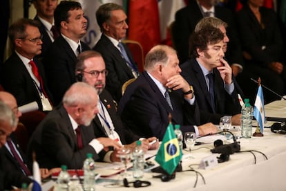 Luiz Incio Lula da Silva (izquierda) y Javier Milei (derecha), durante la cumbre de presidentes del Mercosur en Montevideo, Uruguay.