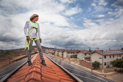 A instalação de painéis também gera novas oportunidades de negócio, como o criado no estado da Bahia por Lucineide Silva, que tem uma microempresa de manutenção e limpeza de painéis solares.