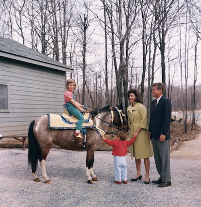 El presidente de EE UU John F Kennedy junto a su mujer, Jacqueline Bouvier Kennedy, y sus hijos Caroline y John Jr.