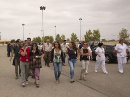 Trabajadores de la base aérea de Morón tras conocer la noticia del ERE del pasado año.