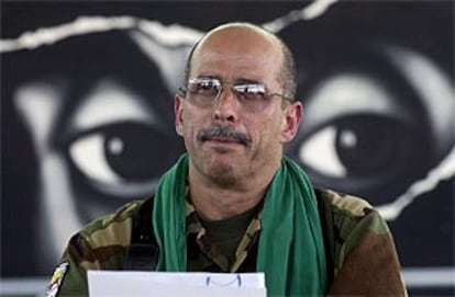 El comandante de las FARC, Simón Trinidad, durante el anuncio de la ruptura de negociaciones.