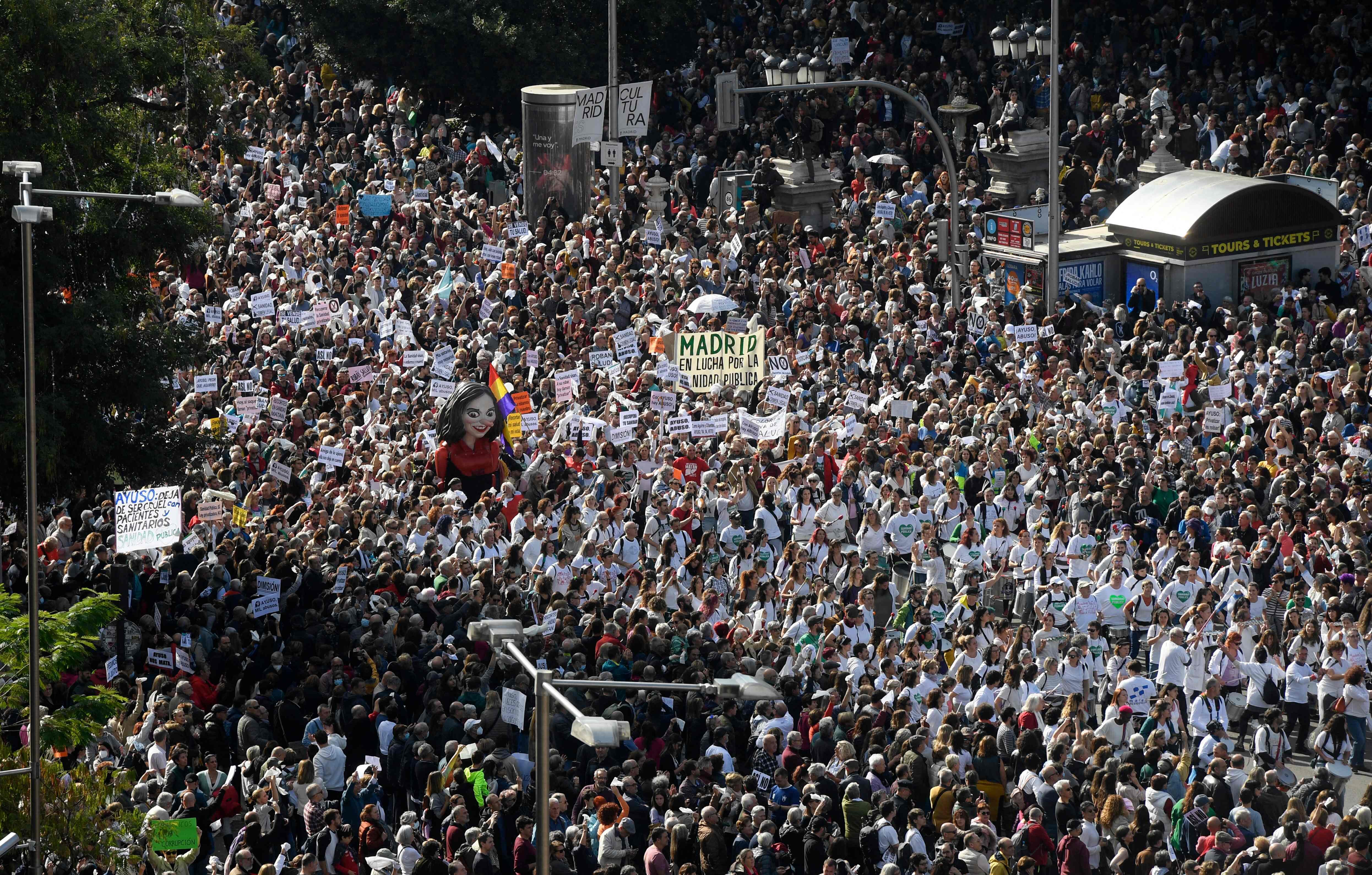 Miles de personas marchando el 13 de noviembre a favor de la sanidad pública madrileña en la plaza de Cibeles de Madrid.