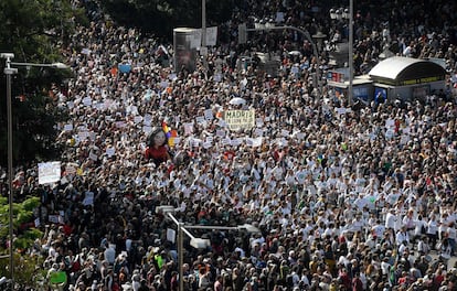 Miles de personas marchan a favor de la sanidad pública madrileña en la plaza de Cibeles de Madrid. 