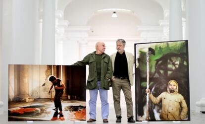 Uiso Alemany y Vicente Peris, junto a unas fotos que se hicieron mutuamente en 1982 trabajando en el Centre del Carme.