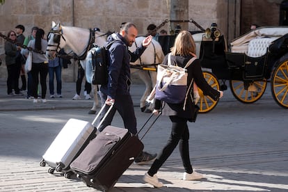 Turistas con sus maletas el viernes en Sevilla.