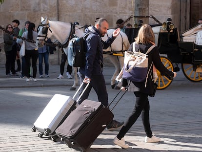 Turistas con sus maletas el viernes en Sevilla.
