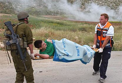 Un israelí es evacuado del asentamiento judío de Adora, en la franja de Gaza.