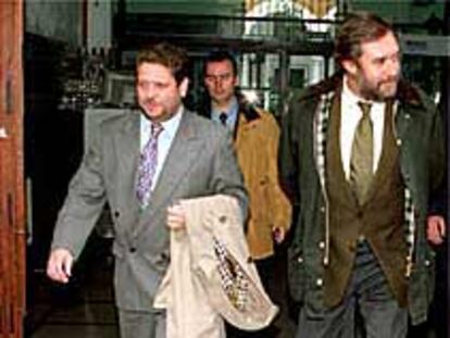 Juan Manuel López Benjumea e Isidoro Beneroso salen de la sede del PSOE en Sevilla.