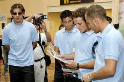 Jugadores de Osasuna, poco antes de partir a Alemania para enfrentarse al Hamburgo.