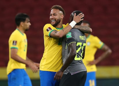 Neymar abraza a Sebastián Méndez durante un partido de eliminatoria entre Brasil y Ecuador