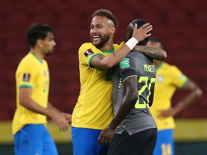 Neymar abraza a Sebastián Méndez durante un partido de eliminatoria entre Brasil y Ecuador, el 4 de junio pasado.