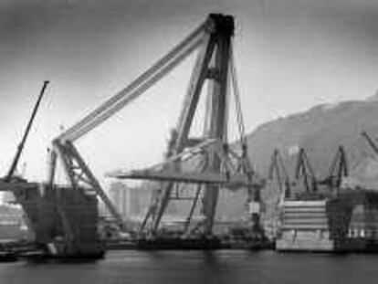 b 33233 (10/mar/00) -color- Montaje puente movil del puerto de Barcelona. -foto: Vicens Gimenez.