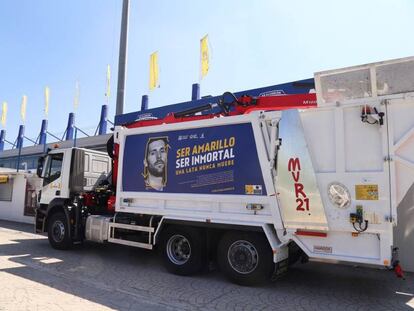 Camión de recogida de basura de Alcorcón, con la nueva campaña publicitaria del reciclaje de latas.