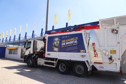 Camión de recogida de basura de Alcorcón, con la nueva campaña publicitaria del reciclaje de latas.