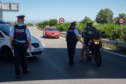 Agentes de los Mossos d'Esquadra en una carretera catalana, en una imagen de archivo.