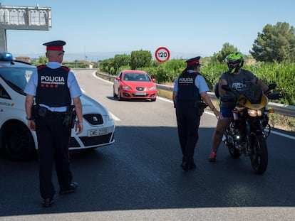 Agentes de los Mossos d'Esquadra en una carretera catalana, en una imagen de archivo.