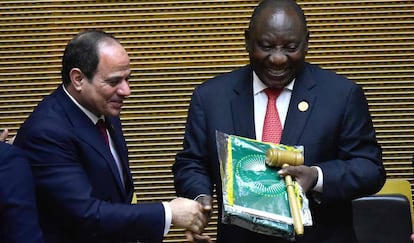 El presidente egipcio Abdelfatá al Sisi (izquierda) saluda a su homólogo sudafricano Cyril Ramaphosa, ayer en Etiopía.