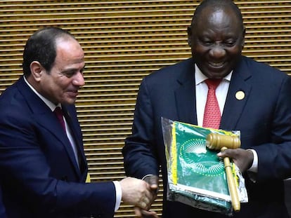 El presidente egipcio Abdelfatá al Sisi (izquierda) saluda a su homólogo sudafricano Cyril Ramaphosa, ayer en Etiopía.