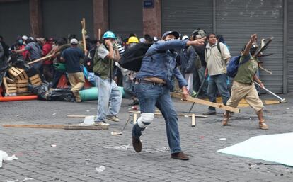 Manifestantes se enfrentan a la policía en las inmediaciones del Zócalo.