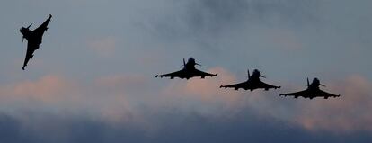 Llegada a Akrotiri (Chipre) de varios aviones Typhoon de la RAF el 3 de diciembre. Pocas horas después de que el Parlamento británico aprobara los bombardeos sobre el Estado Islámico en Siria, Reino Unido desplegó su fuerza aérea y comenzó los ataques aéreos. | <a href=http://internacional.elpais.com/internacional/2015/12/03/actualidad/1449121313_165524.html target=”blank”>IR A LA NOTICIA </a>