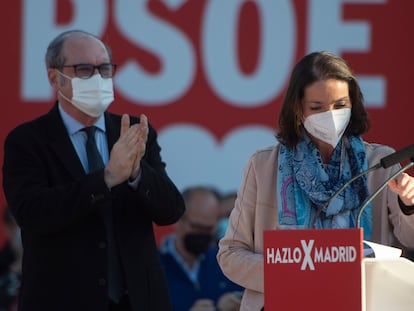 El candidato del PSOE, Ángel Gabilondo, con la ministra de Industria y Turismo, Reyes Maroto, su propuesta para vicepresidenta de la Comunidad de Madrid.