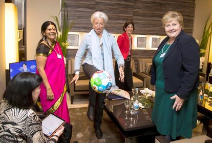 La presidenta del Fondo Monetario Internacional (FMI), Christine Lagarde (centro) con la primera ministra noruega, Erna Solberg (derecha) durante su reunión en la jornada inaugural de la 48ª reunión anual del Foro Económico Mundial de Davos (Suiza), el 23 de enero de 2018.