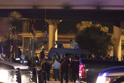 Dos hombres colgados de un puente de San Luis Potos&iacute;, el pasado 6 de septiembre, v&iacute;ctimas de la guerra interina de los Zetas.