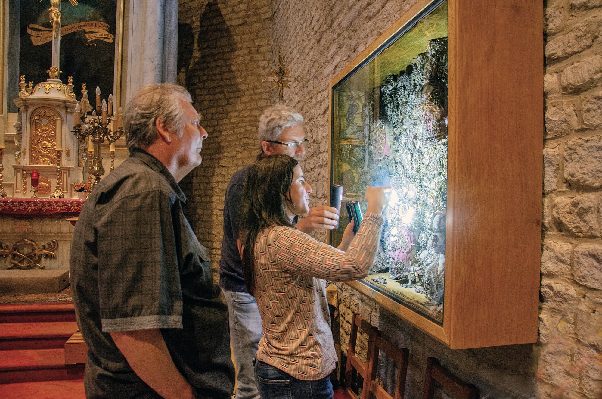 La investigadora examina los sellos que acompañan los huesos en la iglesia de San Martín de Melsbroek, Bélgica. Fotografía cedida por la autora de la investigación, Aintzane Erkizia.
