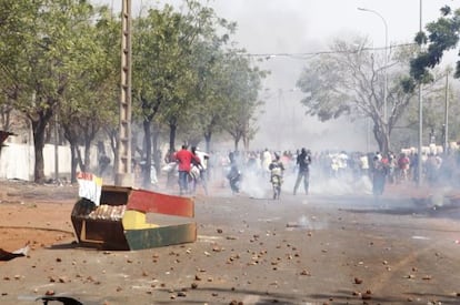 Enfrentamientos entre las fuerzas de seguridad y los familiares de soldados del Ej&eacute;rcito maliense, en Bamako, la capital de Mal&iacute;. 