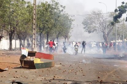 Enfrentamientos entre las fuerzas de seguridad y los familiares de soldados del Ejército maliense, en Bamako, la capital de Malí.