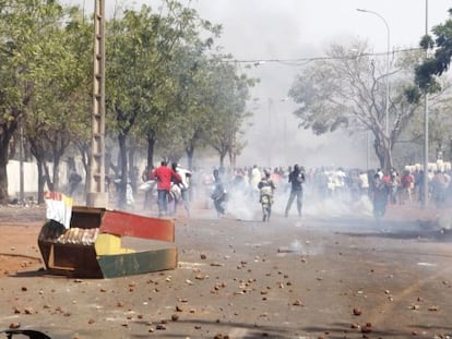 Enfrentamientos entre las fuerzas de seguridad y los familiares de soldados del Ej&eacute;rcito maliense, en Bamako, la capital de Mal&iacute;. 