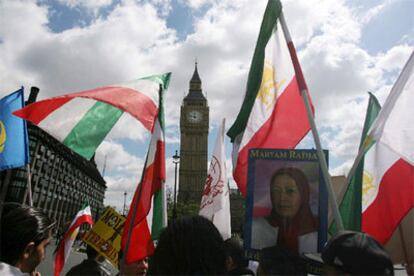 Seguidores del Consejo Nacional de Resistencia de Irán protestan en Londres contra el régimen de Teherán.