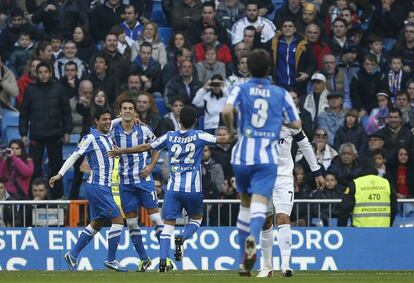 Los jugadores de la Real felicitan a Xabi Prieto por su gol desde el punto de penalti