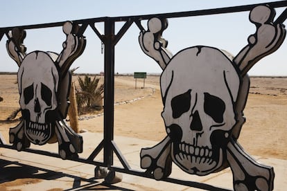 Puerta de entrada al parque nacional de la Costa de los Esqueletos, en Namibia.