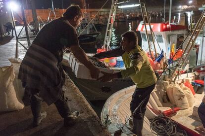 Los barcos salen a la 1.30 de la madrugada rumbo a los caladeros de Marruecos, donde tardan cinco horas en llegar.