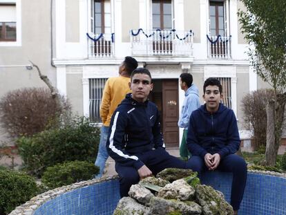 Dos jóvenes en el Centro Sirius, donde viven 25 menores extranjeros bajo la tutela de la (DGAIA), en Santa Coloma de Queralt. 