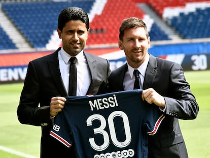 Lionel Messi junto a Nasser Al-Khelaifi en la presentación del jugador argentino con el PSG.