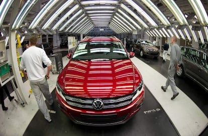 Empleados de Volkswagen inspeccionando un Tiguan
