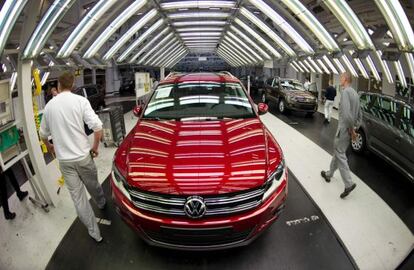 Empleados de Volkswagen inspeccionando un Tiguan