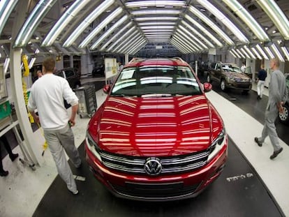 Empleados de Volkswagen inspeccionando un Tiguan