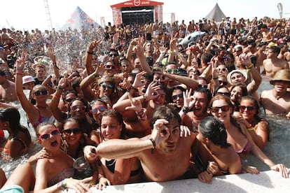 Asistentes a una de las ediciones del Arenal Sound, en la playa de Burriana (Castellón).